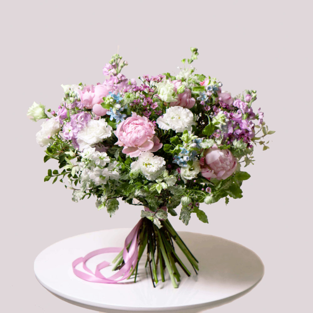 Круглый букет в бело-розовой гамме с пионами №19 - купить цветы в Санкт Петербурге