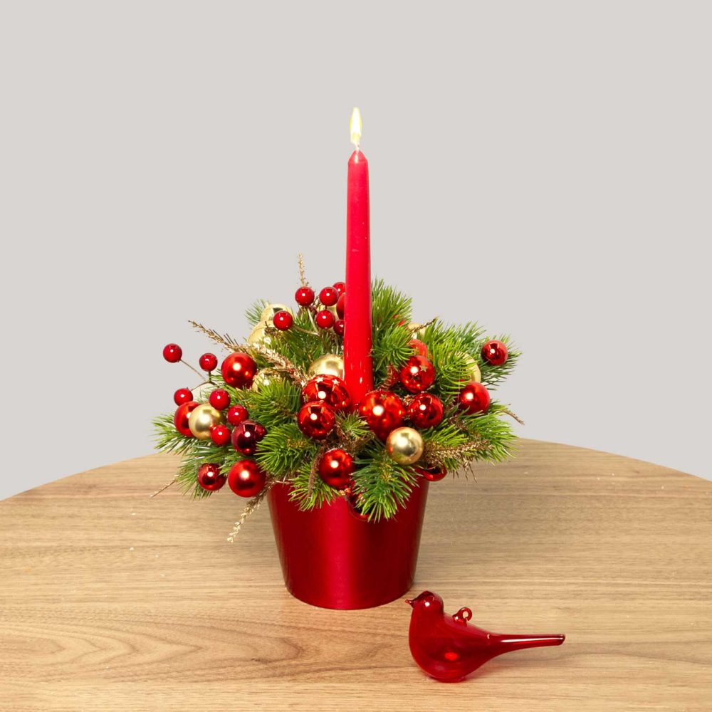 Новогодняя композиция в красной гамме с одной свечой №39 - купить цветы в Санкт Петербурге