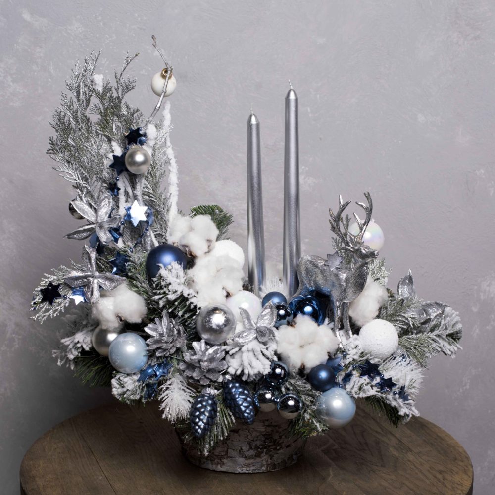 Новогодняя композиция из натуральной ели в серебристо-синей гамме №15 - купить цветы в Санкт Петербурге