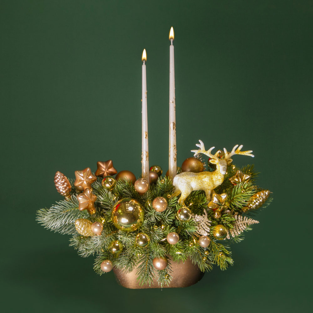 Новогодняя композиция со свечами золотая. №69 - купить цветы в Санкт Петербурге