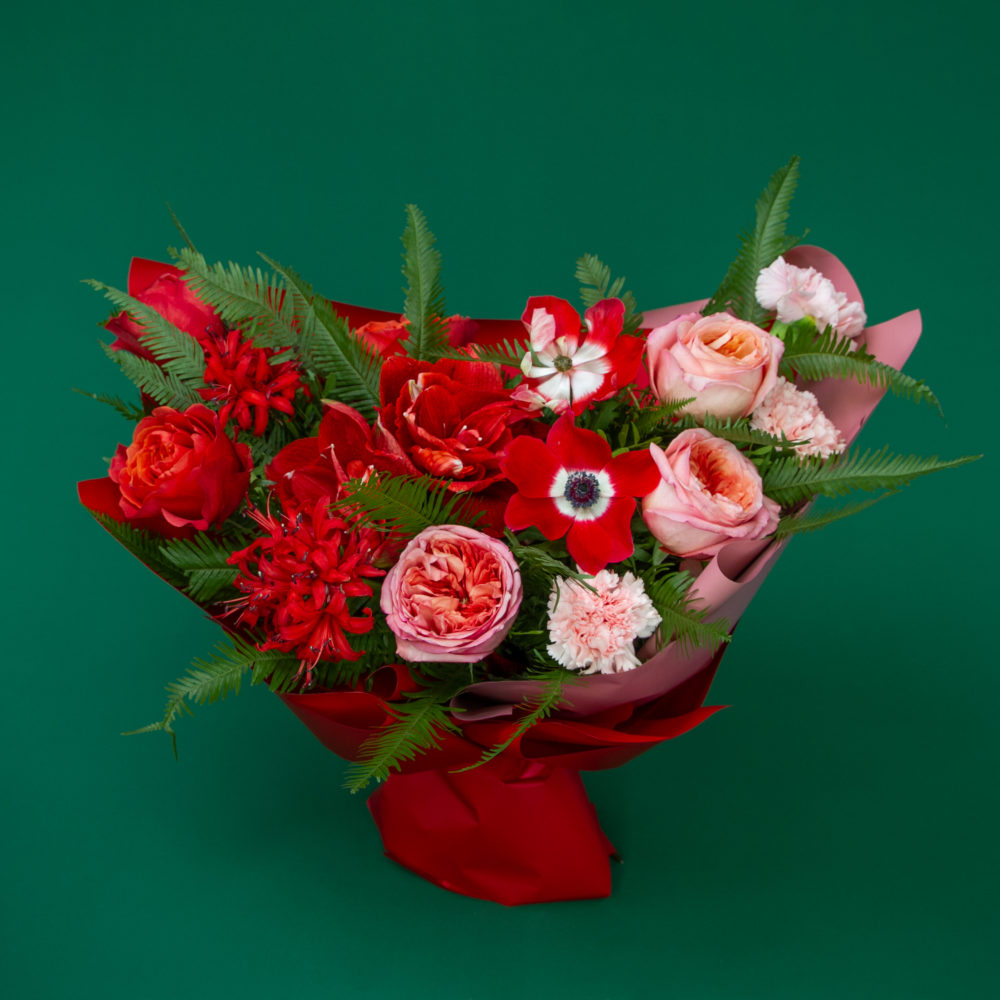 Букет с пионовидной розой, анемонами и нерине. № 68 - купить цветы в Санкт Петербурге