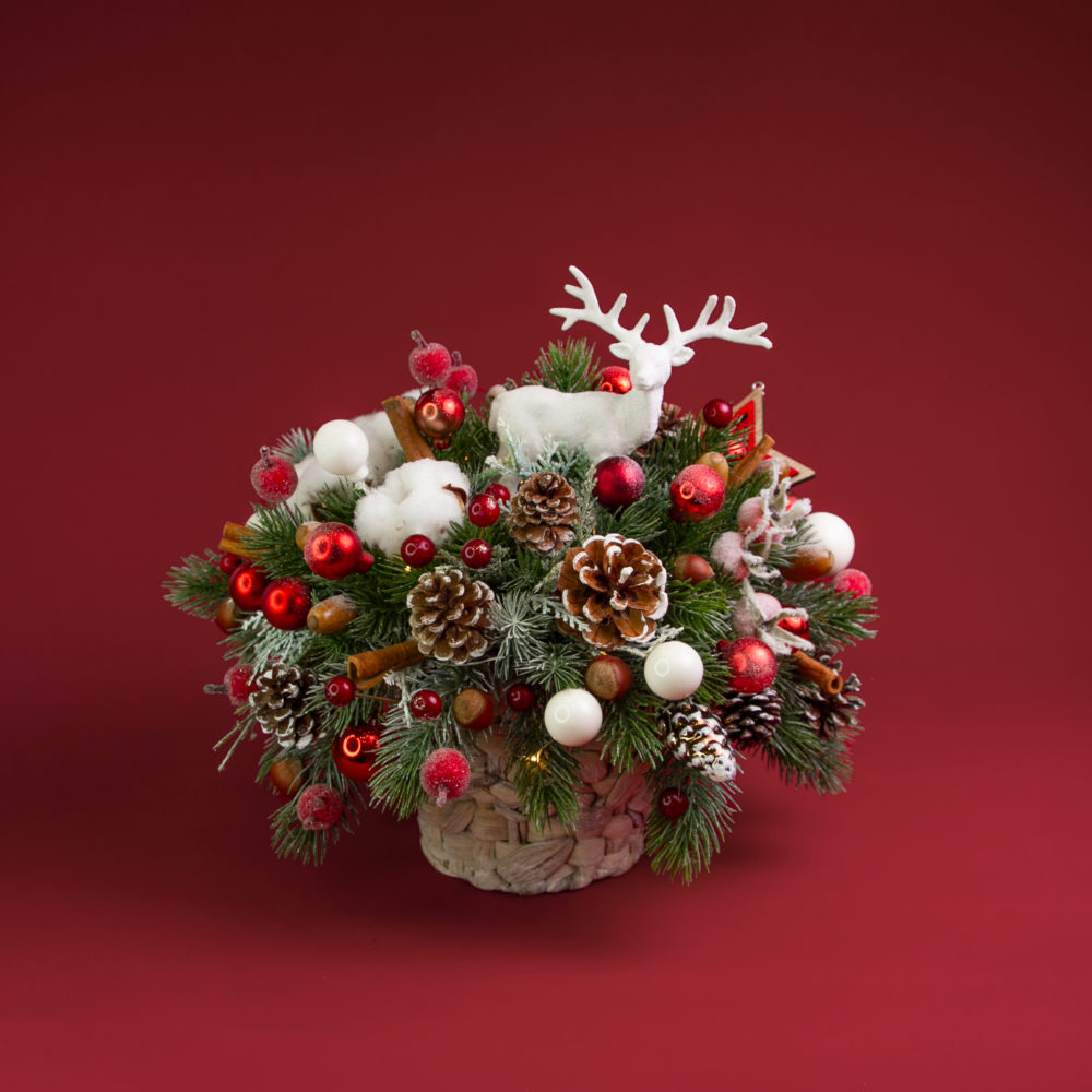Круглая новогодняя композиция с шишками и ягодами. №52 - купить цветы в Санкт Петербурге