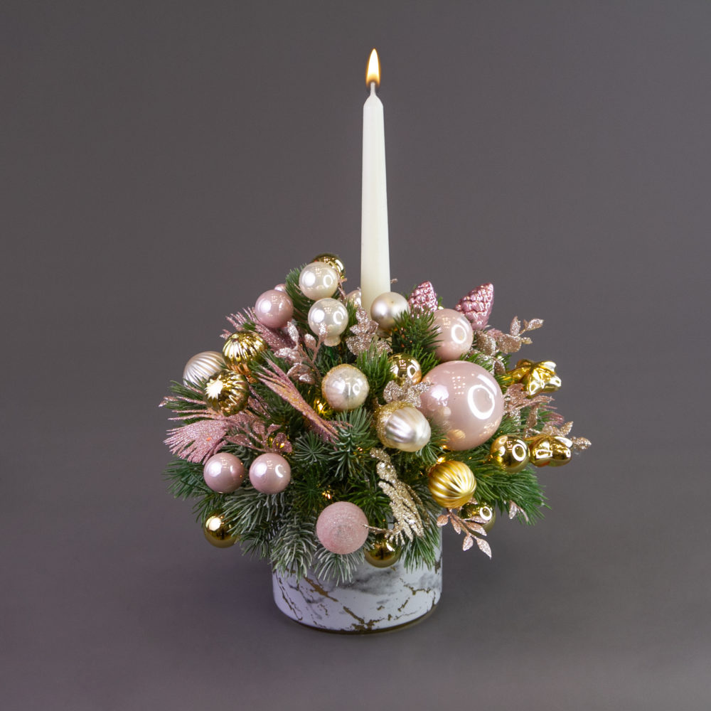 Новогодняя композиция со свечой розовая. № 56 - купить цветы в Санкт Петербурге
