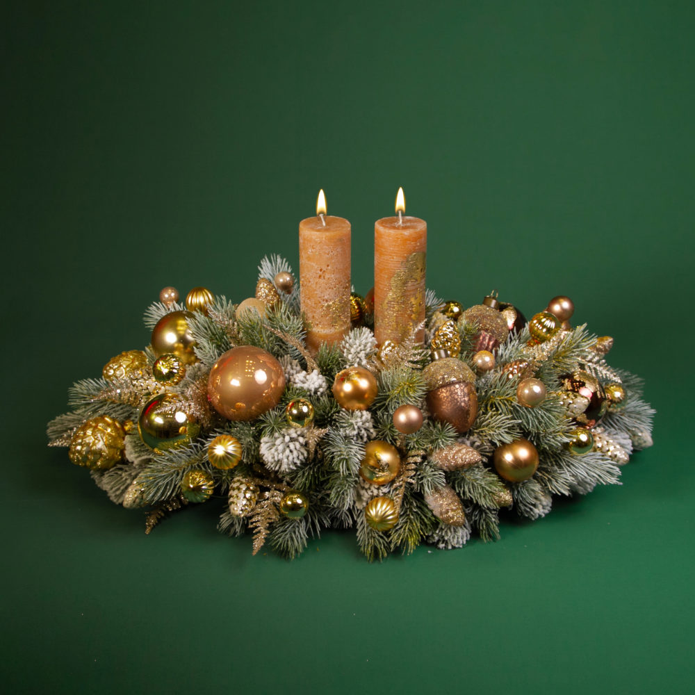Горизонтальная золотая композиция со свечами. №64 - купить цветы в Санкт Петербурге