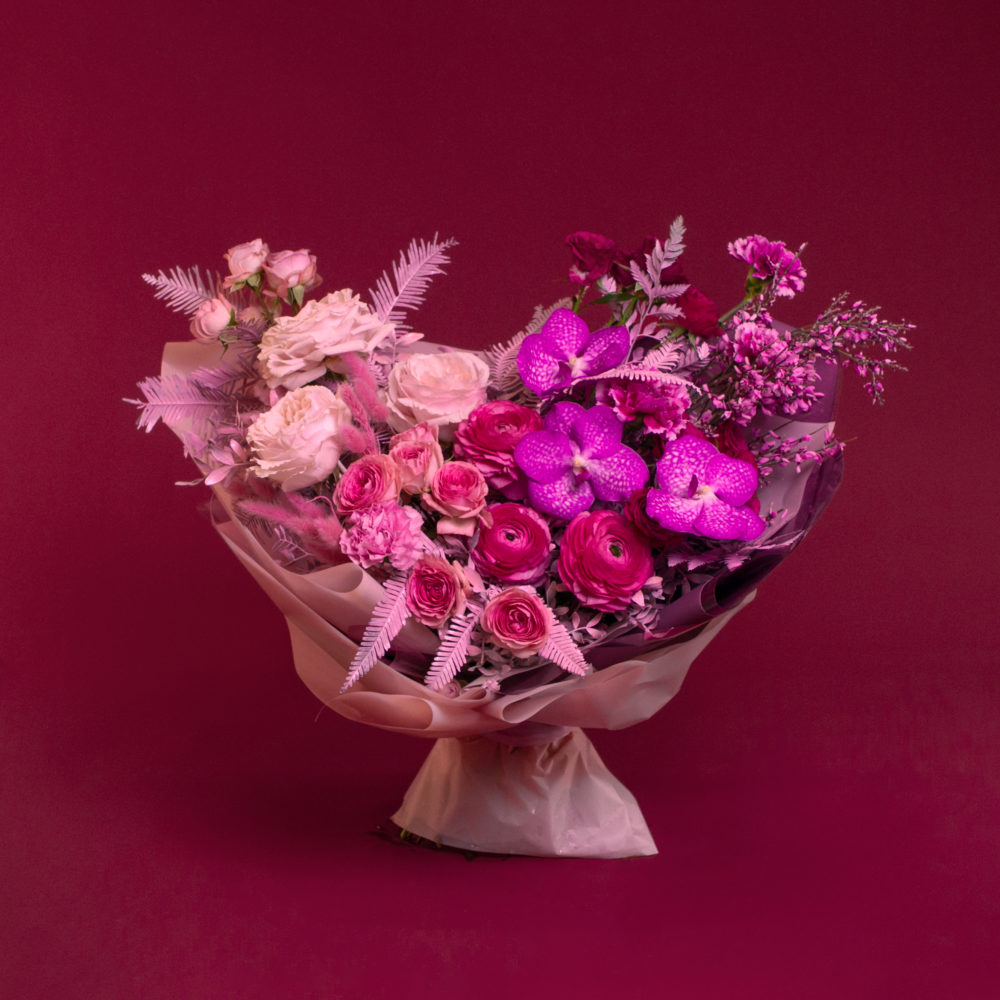 Яркий букет с вандой и кустовой розой. №71 - купить цветы в Санкт Петербурге