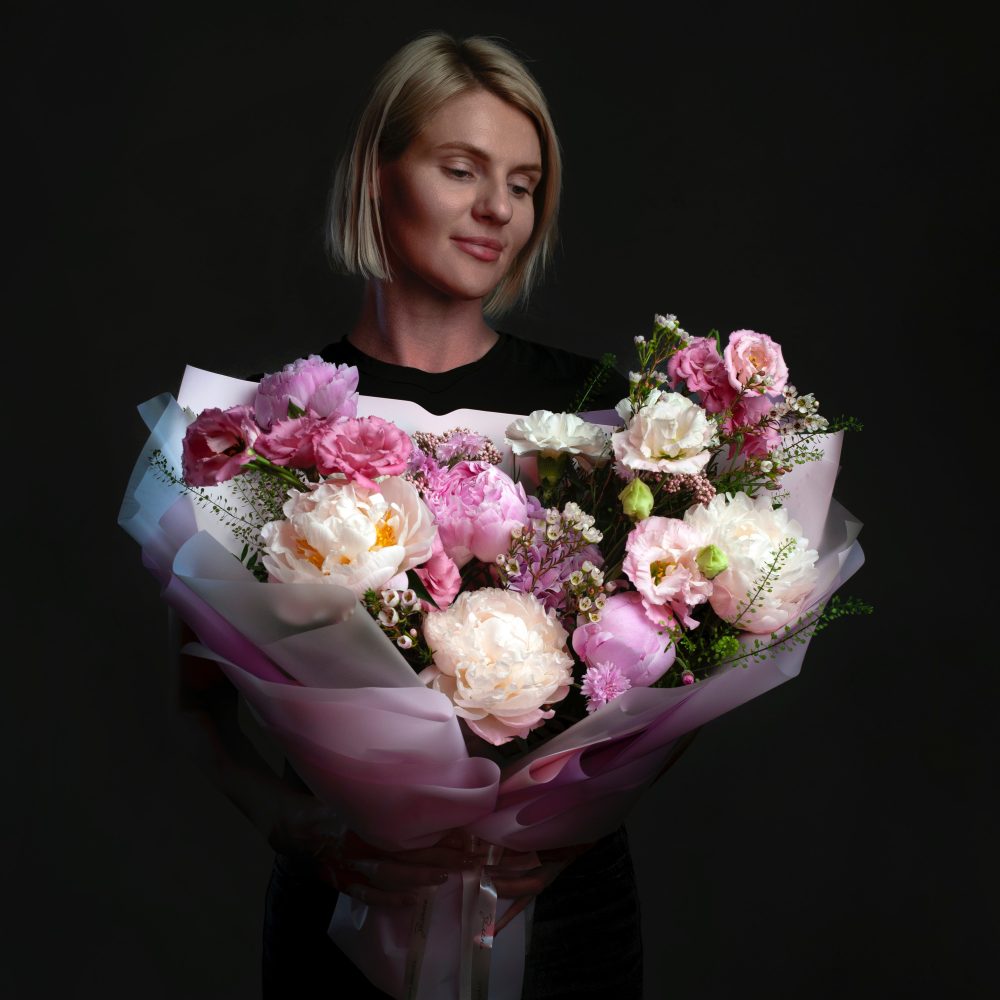 Букет розовый с пионами и лизиантусом №42 - купить цветы в Санкт Петербурге