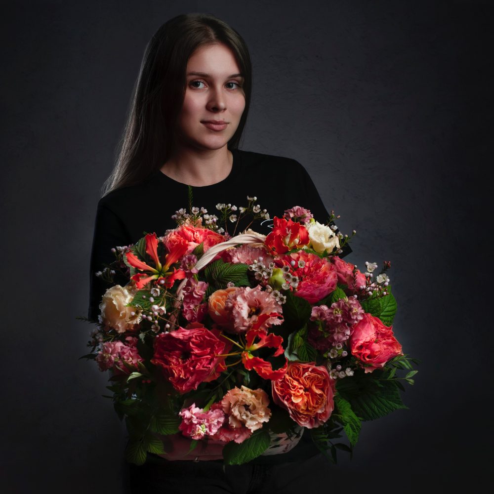 №409 Корзина с пионовидной розой и глориозой - купить цветы в Санкт Петербурге