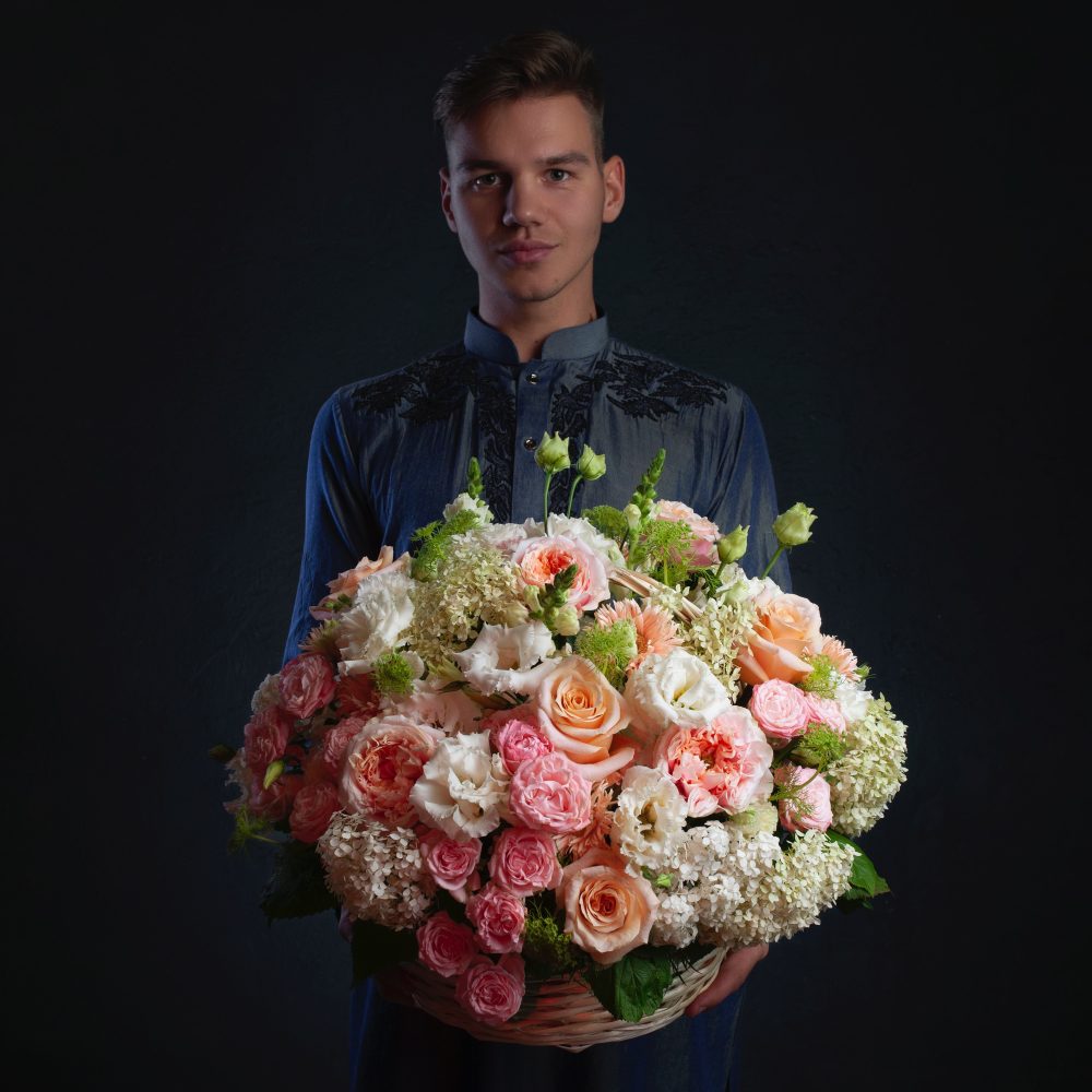Нежная корзина с пионовидными розами № 412 - купить цветы в Санкт Петербурге