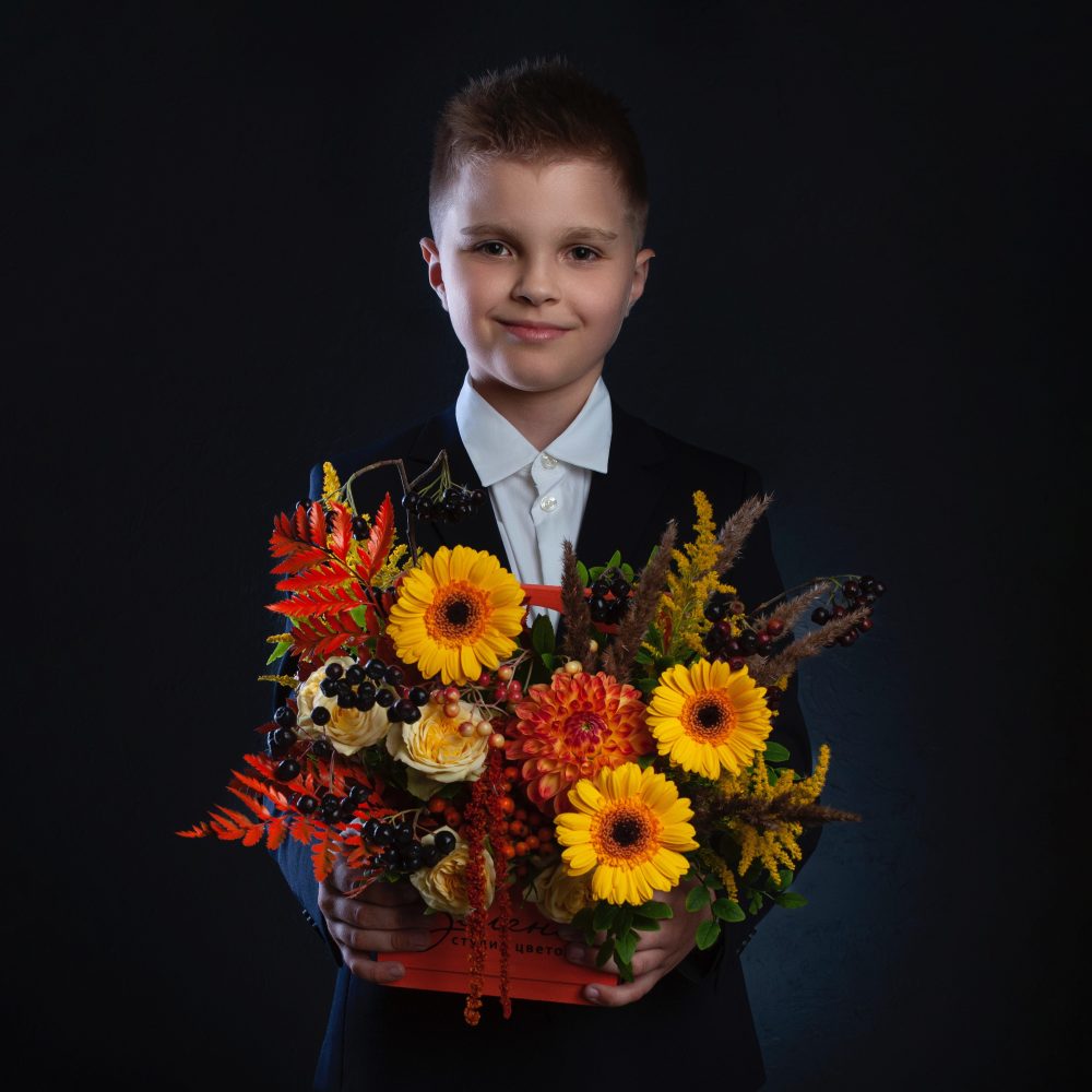 №493 Ящик с герберами и черноплодной рябиной - купить цветы в Санкт Петербурге