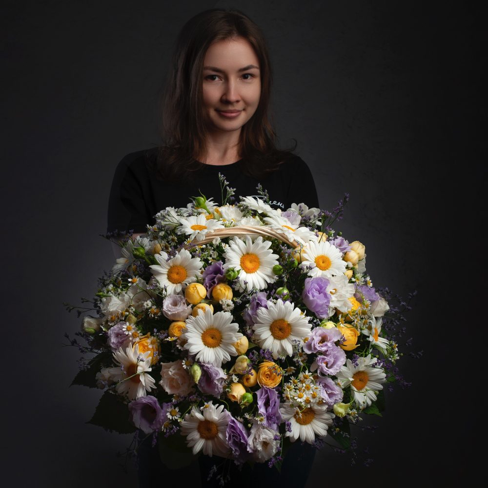 Пушистая корзина с ромашками №410 - купить цветы в Санкт Петербурге
