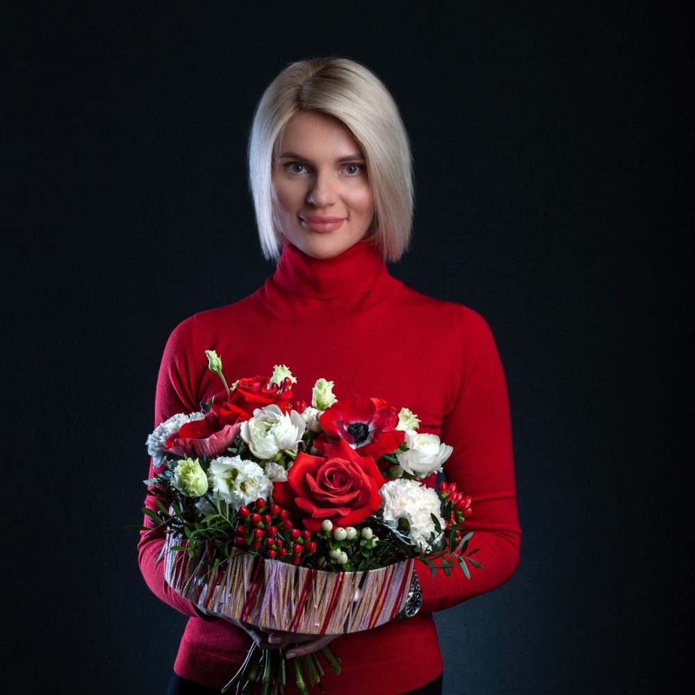 №  Букет на каркасе с анемонами и красными розами - купить цветы в Санкт Петербурге