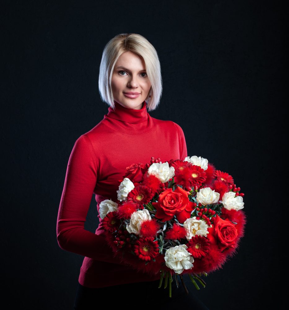 Букет с алыми розами и белыми махровыми тюльпанами - купить цветы в Санкт Петербурге