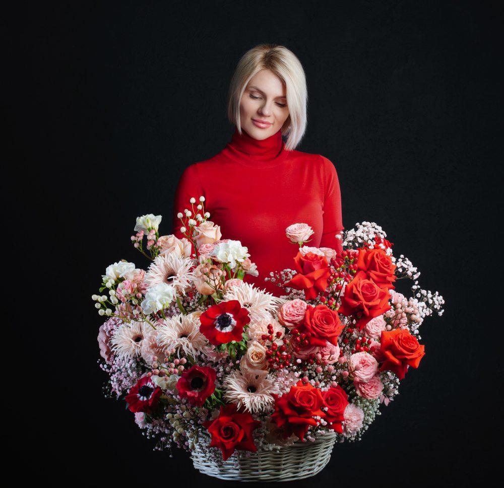 №413 Корзина с алыми розами и персиковой герберой - купить цветы в Санкт Петербурге