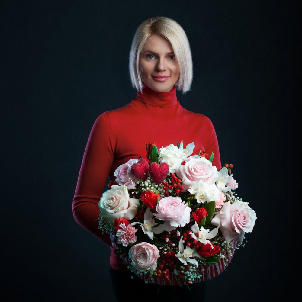 № Букет на каркасе с ранункулусами и красными тюльпанами - купить цветы в Санкт Петербурге