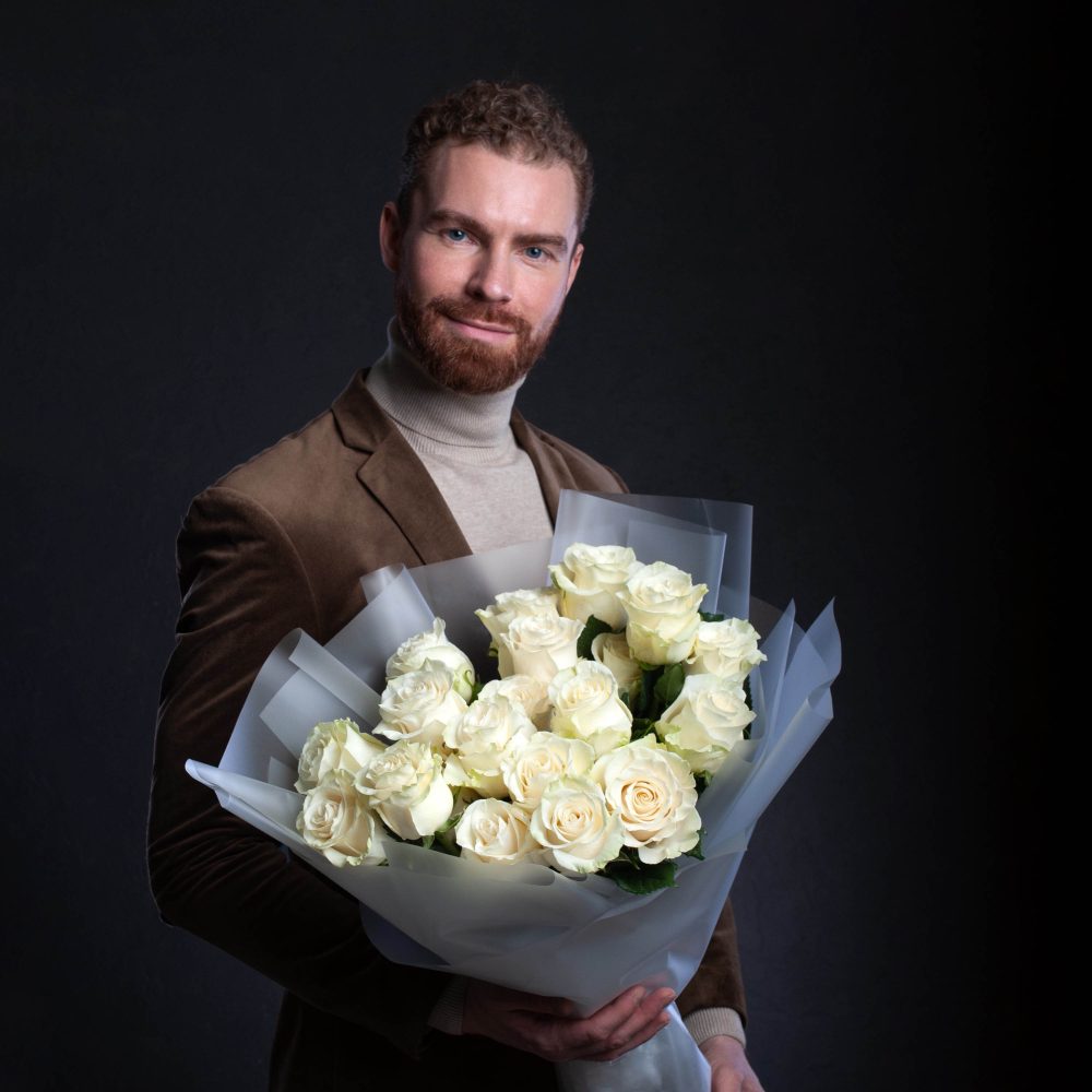 Моно букет из белых роз сорта Мондиаль - купить цветы в Санкт Петербурге