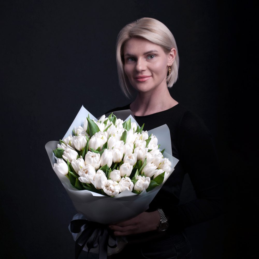 Монобукет из белых тюльпанов - купить цветы в Санкт Петербурге
