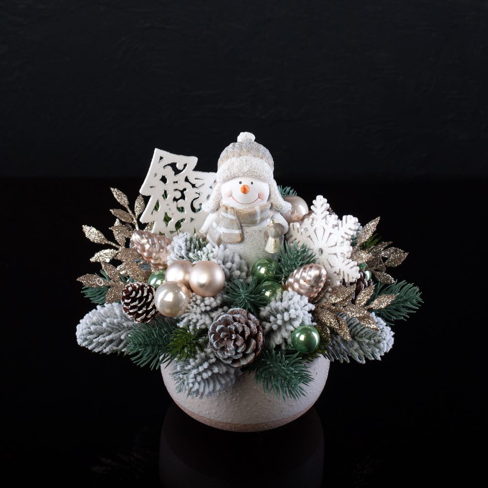№75 Новогодняя композиция со снеговиком в бежевых тонах - купить цветы в Санкт Петербурге