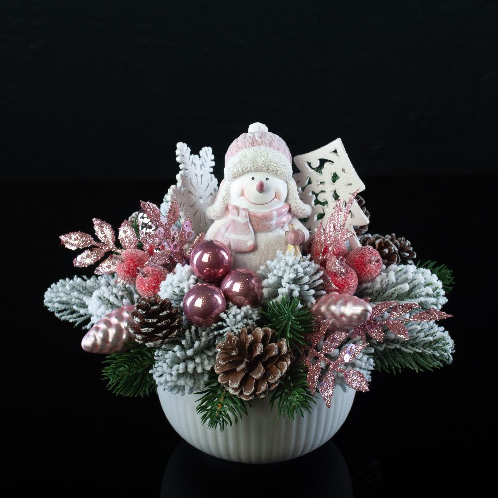 №38 Новогодняя композиция со снеговиком в розовых тонах - купить цветы в Санкт Петербурге