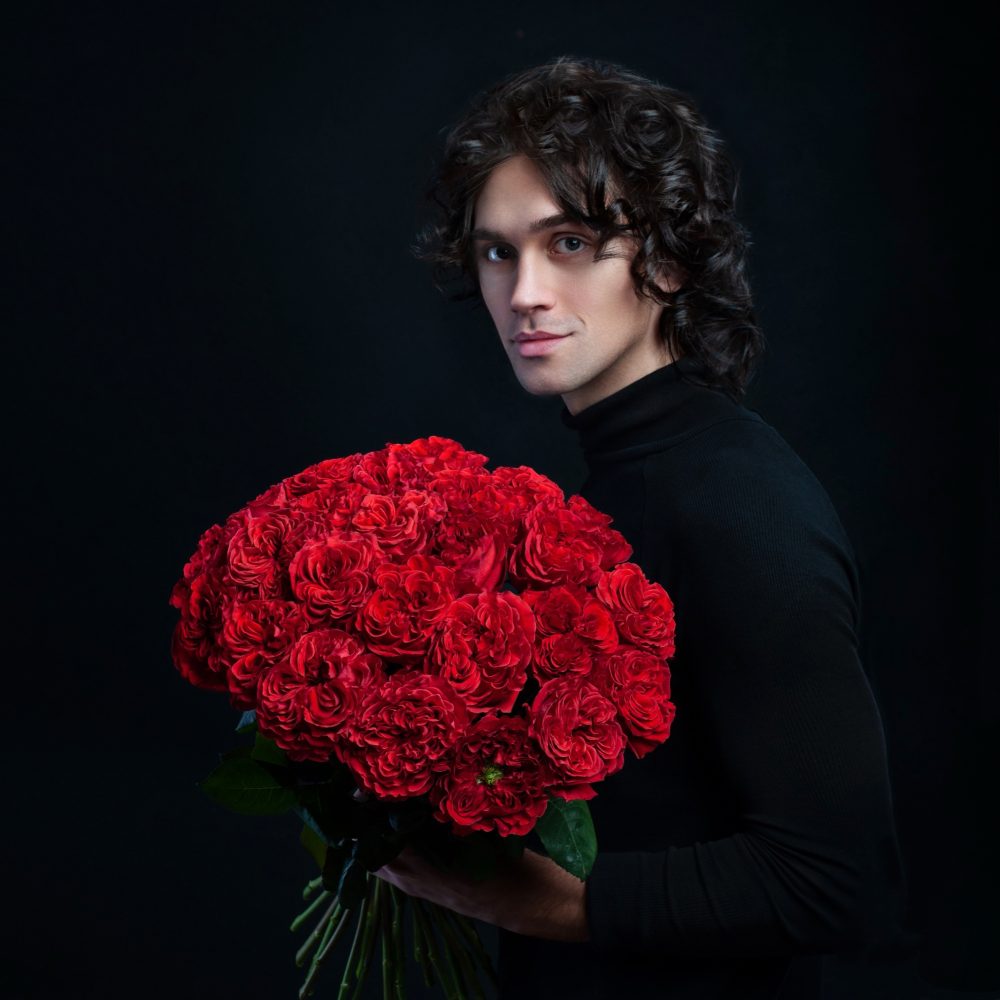 Букет из пионовидных роз сорта Ред Монстр - купить цветы в Санкт Петербурге