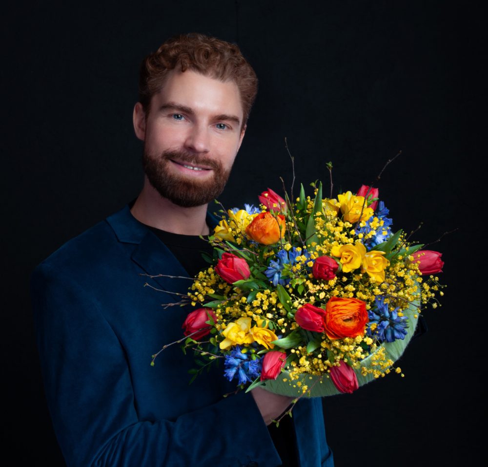 №24 Яркий букет из весенних цветов на каркасе - купить цветы в Санкт Петербурге