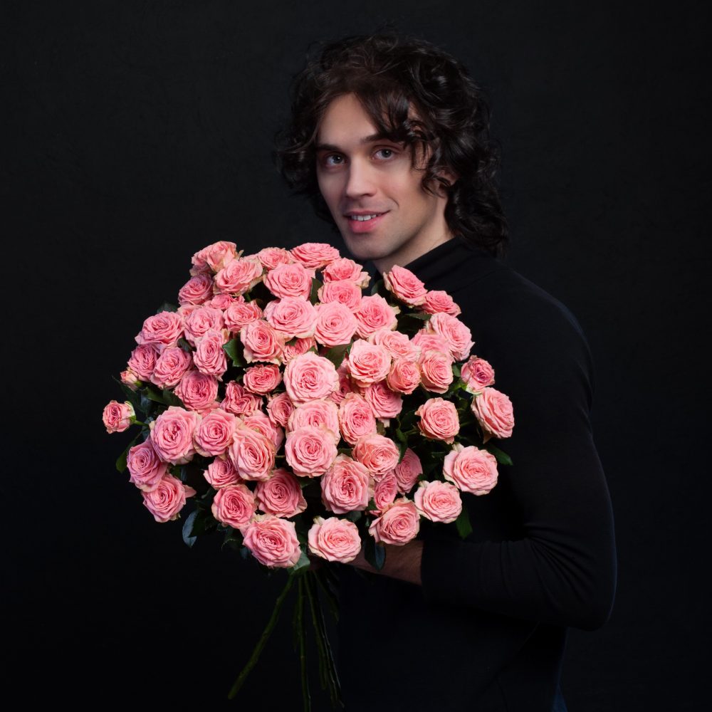 Букет из 15 кустовых розовых роз - купить цветы в Санкт Петербурге
